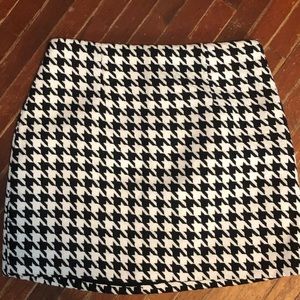 Small Forever 21 mini houndstooth skirt